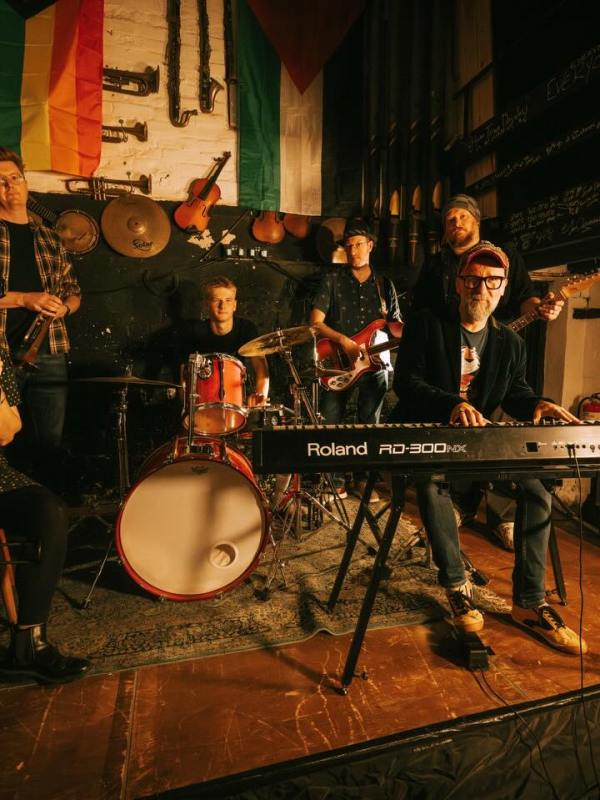 How it Feels for a&nbsp;Bluebeard!